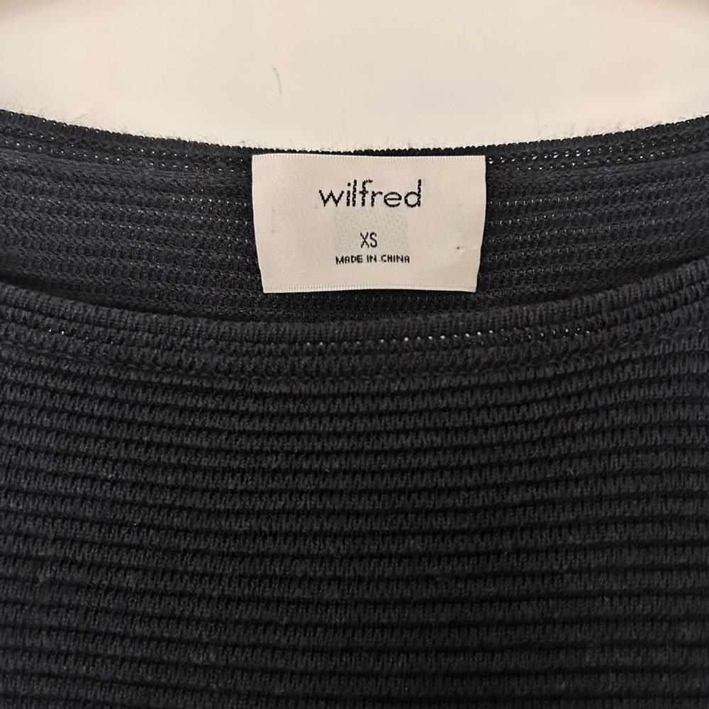 ARITZIA Wilfred Blanchard Sweater
Dark Blue Crew Neck Linen Blend - Picture 9 of 12